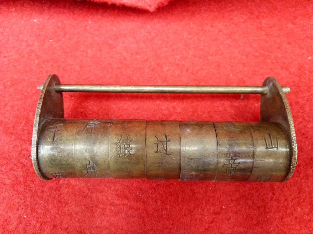 Китайский старинный медный замок с надписью
Китайский старинный медный замок с надписью