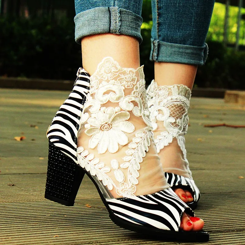 High heeled short boots women 2019 autumn new bud silk screen boots thick bottom breathable white hollow fish mouth cool boots
High heeled short boots women 2019 autumn new bud silk screen boots thick bottom breathable white hollow fish mouth cool boots