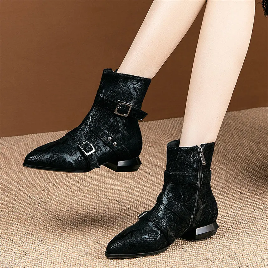 Chic Buckle Shoes Women Snake Pattern Low Heel Rivets Studs Ankle Boots Female Pointed Toe Platform Pumps Shoes Casual Shoes New
Chic Buckle Shoes Women Snake Pattern Low Heel Rivets Studs Ankle Boots Female Pointed Toe Platform Pumps Shoes Casual Shoes New