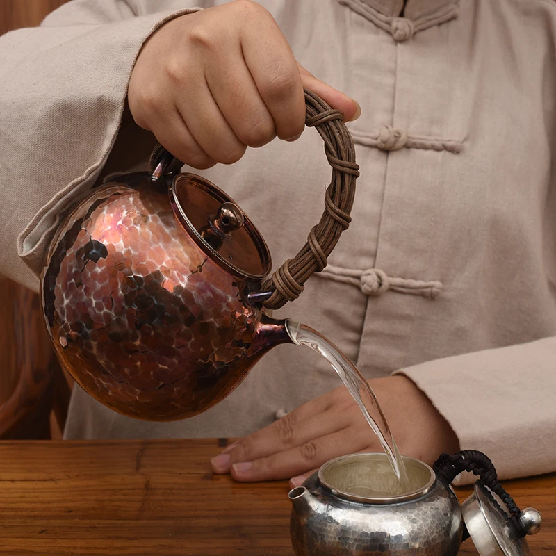 A sterling silver teapot with a hammered pattern. Handmade foot silver 999 drunk moon rattan lifter silver pot
A sterling silver teapot with a hammered pattern. Handmade foot silver 999 drunk moon rattan lifter silver pot