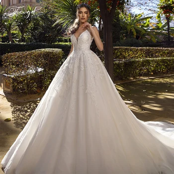 Traugel V Neck A Line Lace Wedding Dresses Elegant Applique Sleeveless Zipper Bride Dress Cathedral Train Bridal Gown Plus Size
Traugel V Neck A Line Lace Wedding Dresses Elegant Applique Sleeveless Zipper Bride Dress Cathedral Train Bridal Gown Plus Size