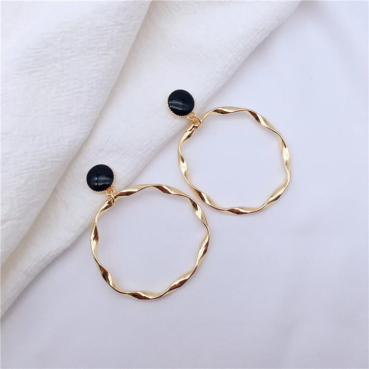 Korean temperament ear clip large hoop earrings no pierced female ring exaggerated cold wind simple atmosphere earrings
Korean temperament ear clip large hoop earrings no pierced female ring exaggerated cold wind simple atmosphere earrings
