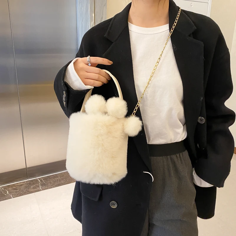 Fluffy Bag Drawstring Plush Tote Bags Chains Bucket Bag Soft Furry Bags For Women 2021 Luxury Designer Handbag Fur Shoulder Bags
Fluffy Bag Drawstring Plush Tote Bags Chains Bucket Bag Soft Furry Bags For Women 2021 Luxury Designer Handbag Fur Shoulder Bags