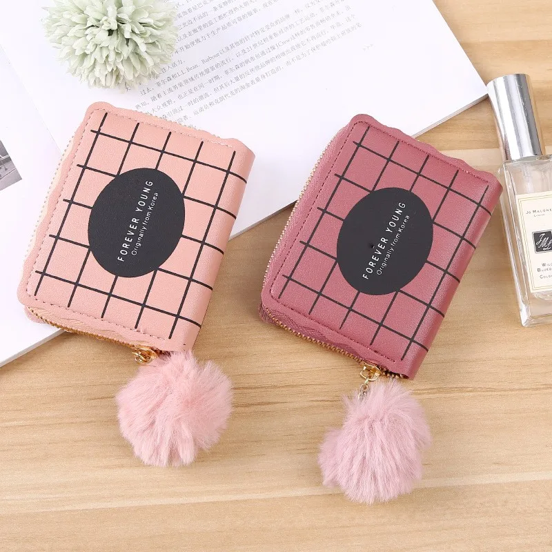 Simple Women Short Wallet Lattice Pattern Versatile Clutch Bag Letters Small Ladies Zipper PU Card Holder Furry Ball Coin Purse
Simple Women Short Wallet Lattice Pattern Versatile Clutch Bag Letters Small Ladies Zipper PU Card Holder Furry Ball Coin Purse