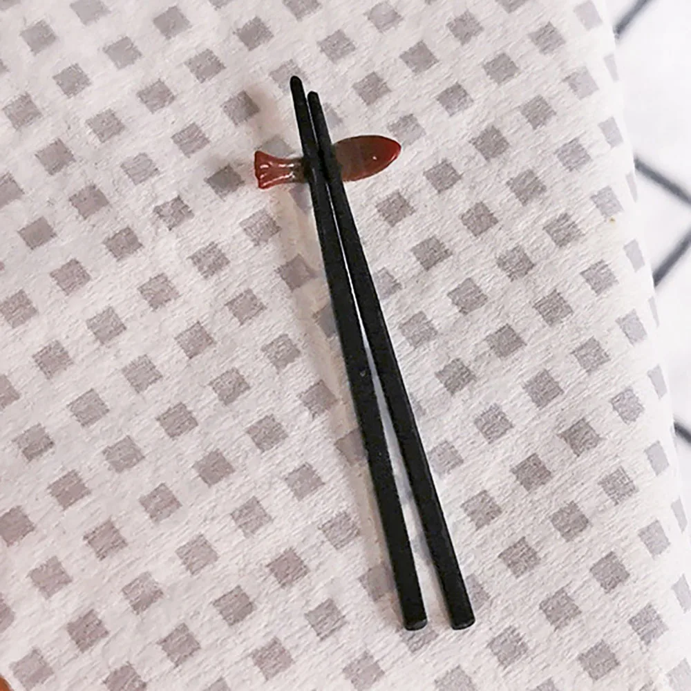 One Pair 1/12 Dollhouse Miniature Accessories Mini Resin Long Chopsticks Simulation Kitchenware Model Toys for Doll House Decor
One Pair 1/12 Dollhouse Miniature Accessories Mini Resin Long Chopsticks Simulation Kitchenware Model Toys for Doll House Decor