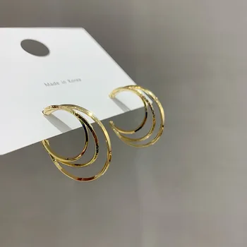 Korean temperament simple metal earrings female 2020 new wave net red three-ring interlaced circle daily wild exquisite earrings
Korean temperament simple metal earrings female 2020 new wave net red three-ring interlaced circle daily wild exquisite earrings