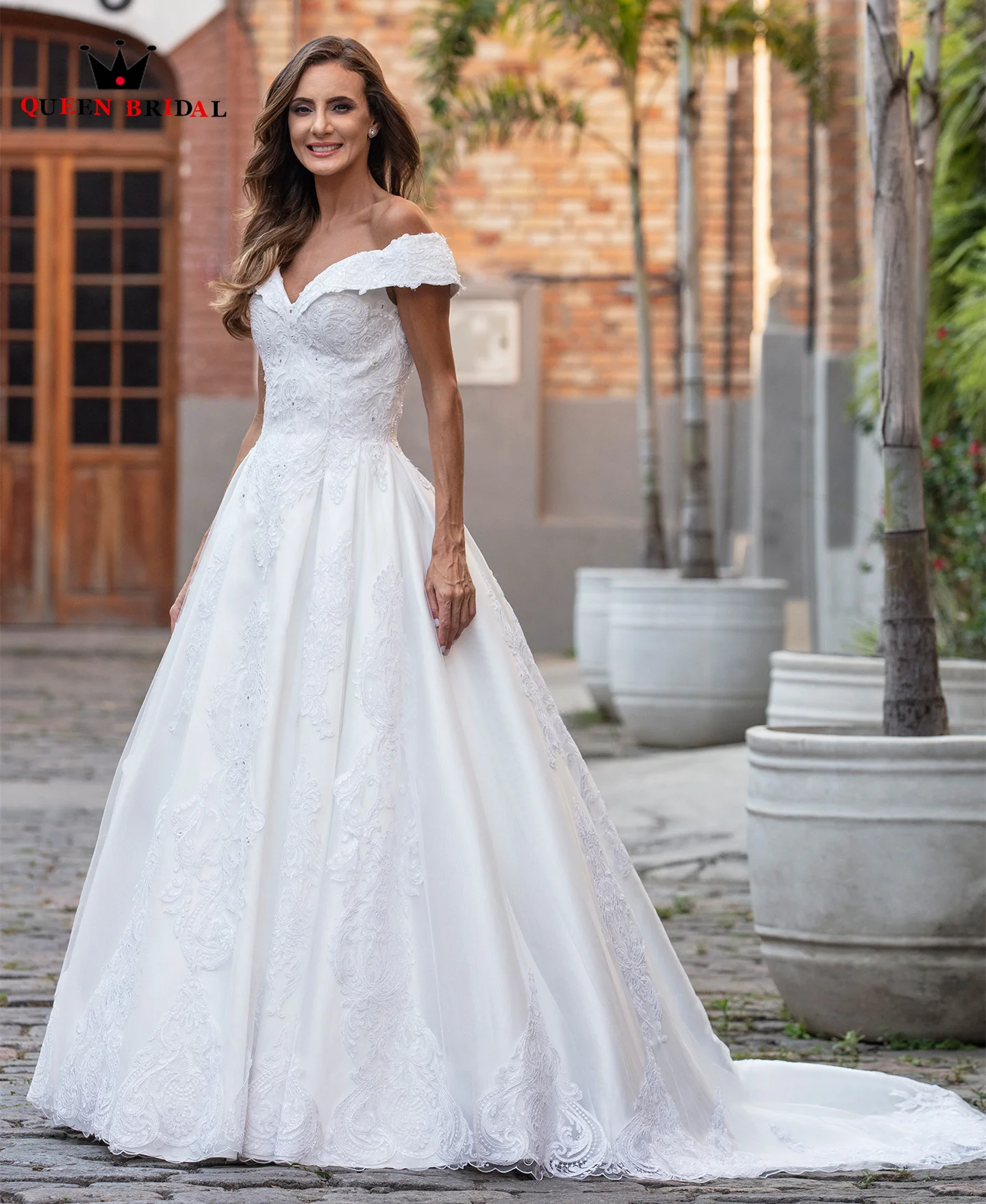 Elegant Ball Gown Satin Lace Beaded Crystal Long Formal Wedding Dresses 2021 New Design Bride Dresses Custom Size BC07
Elegant Ball Gown Satin Lace Beaded Crystal Long Formal Wedding Dresses 2021 New Design Bride Dresses Custom Size BC07