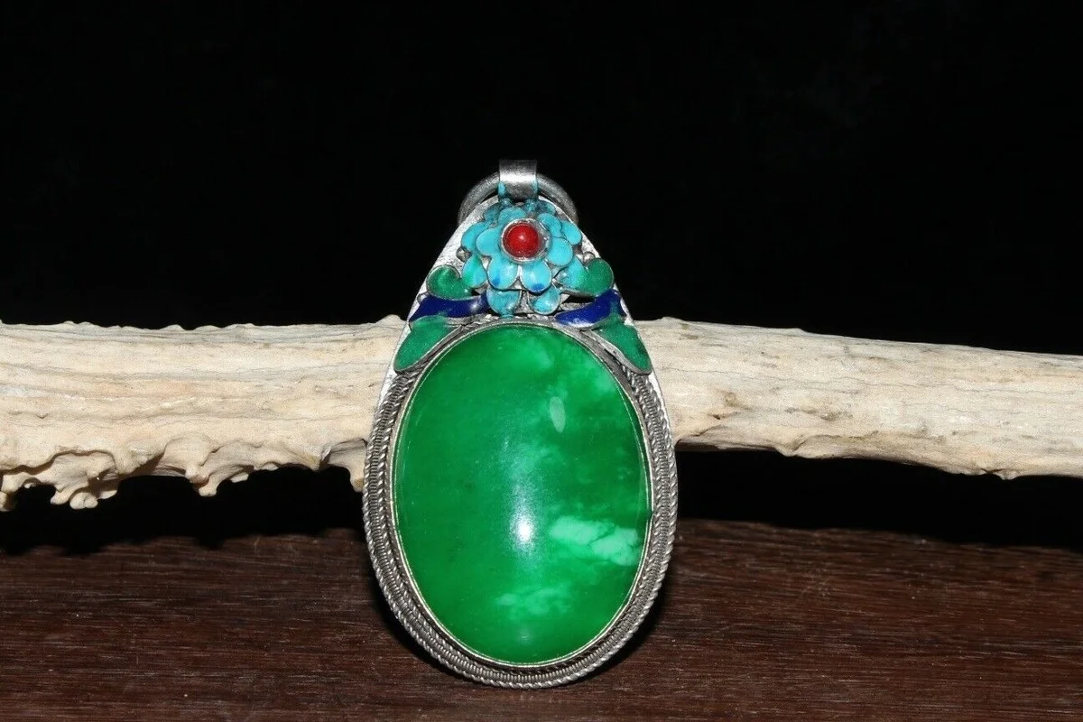 Hot Selling Chinese old craftsmanship old Tibetan silver inlaid jade pendant for Women Men Fashion Accessories
Hot Selling Chinese old craftsmanship old Tibetan silver inlaid jade pendant for Women Men Fashion Accessories