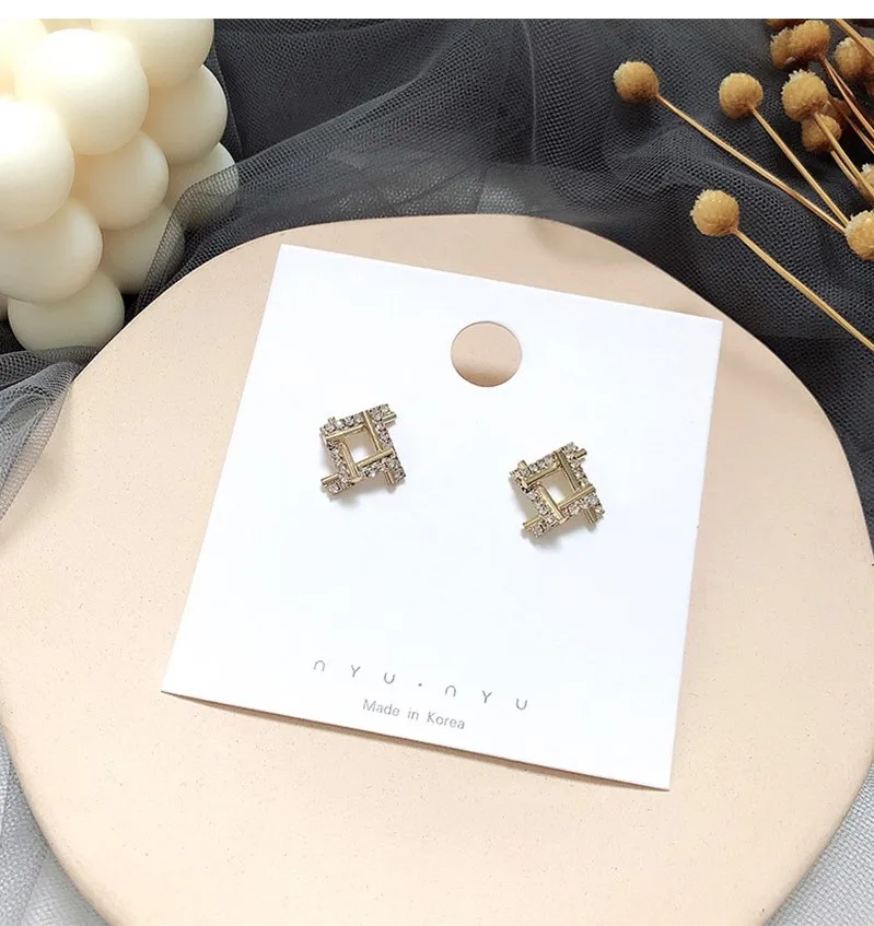 2019 new hollow-out advanced feeling small earring studs French style mesh red square hollow-out earring
2019 new hollow-out advanced feeling small earring studs French style mesh red square hollow-out earring