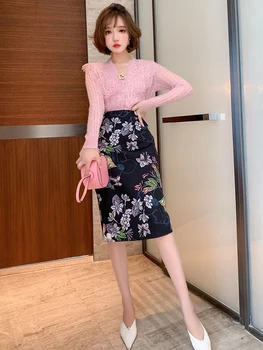 Lace stitching pearl buckle ladies sweater + high waist printing half skirt suit women 2020 autumn new
Lace stitching pearl buckle ladies sweater + high waist printing half skirt suit women 2020 autumn new