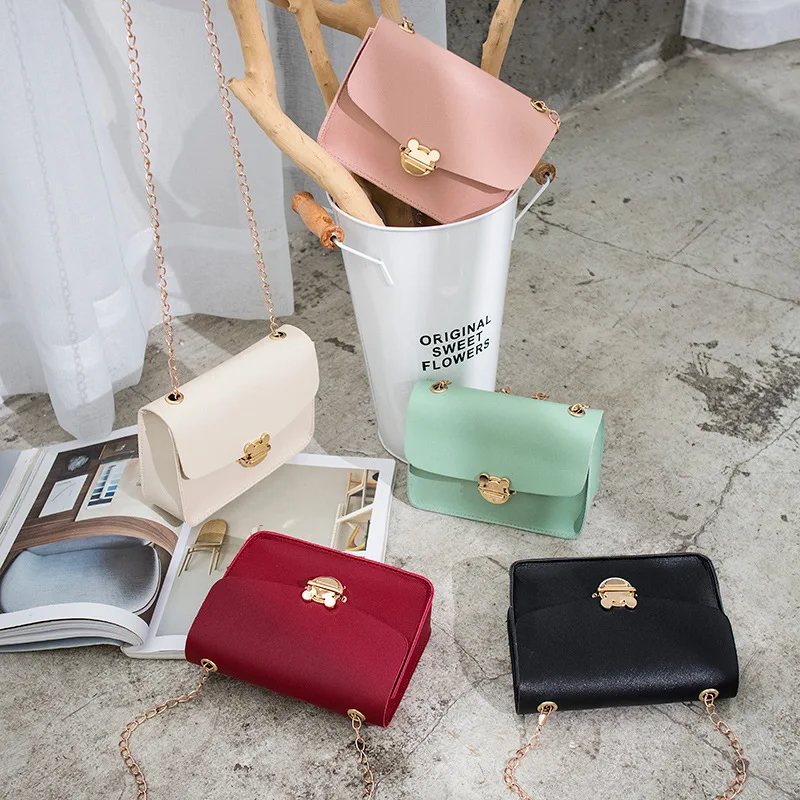 Korean version of the personalized lock chain single shoulder small square bag 2020 summer new ladies crossbody bag 
Korean version of the personalized lock chain single shoulder small square bag 2020 summer new ladies crossbody bag