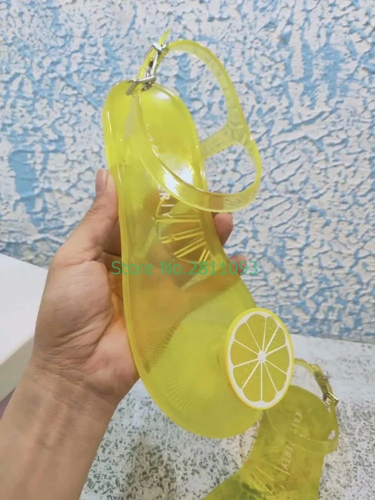 Сандалии на плоской подошве с лимонным декором новые летние туфли из ПВХ круглым