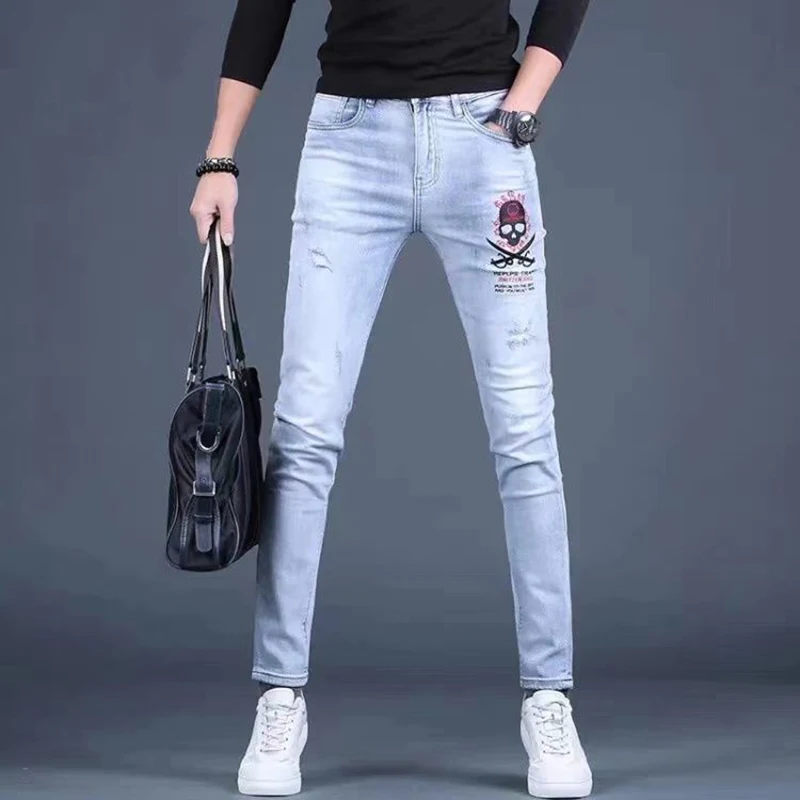 Korea Version Men’s Light Blue Jeans, High Quality Slim Stretch Jeans,Light Luxury Embroidery Jeans, Stylish Sexy Street Jeans;
Korea Version Men’s Light Blue Jeans, High Quality Slim Stretch Jeans,Light Luxury Embroidery Jeans, Stylish Sexy Street Jeans;