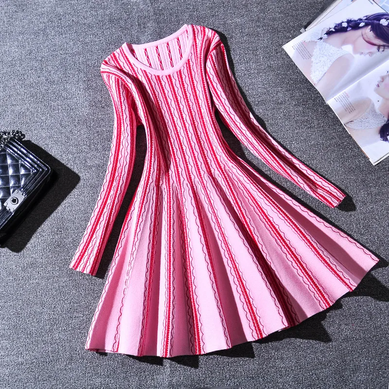 Женское облегающее платье-трапеция в розовую полоску плиссированное