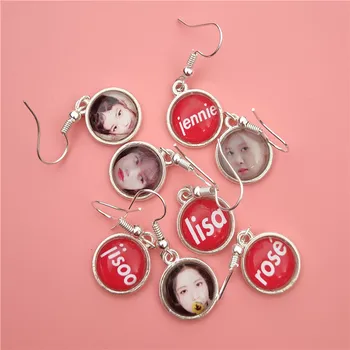 2 Pcs/set Kpop BLACKPINK LISA JENNIE JISOO ROSE Pink Ink Related Crystal Earrings Collection Blink Collection Dangle 
2 Pcs/set Kpop BLACKPINK LISA JENNIE JISOO ROSE Pink Ink Related Crystal Earrings Collection Blink Collection Dangle