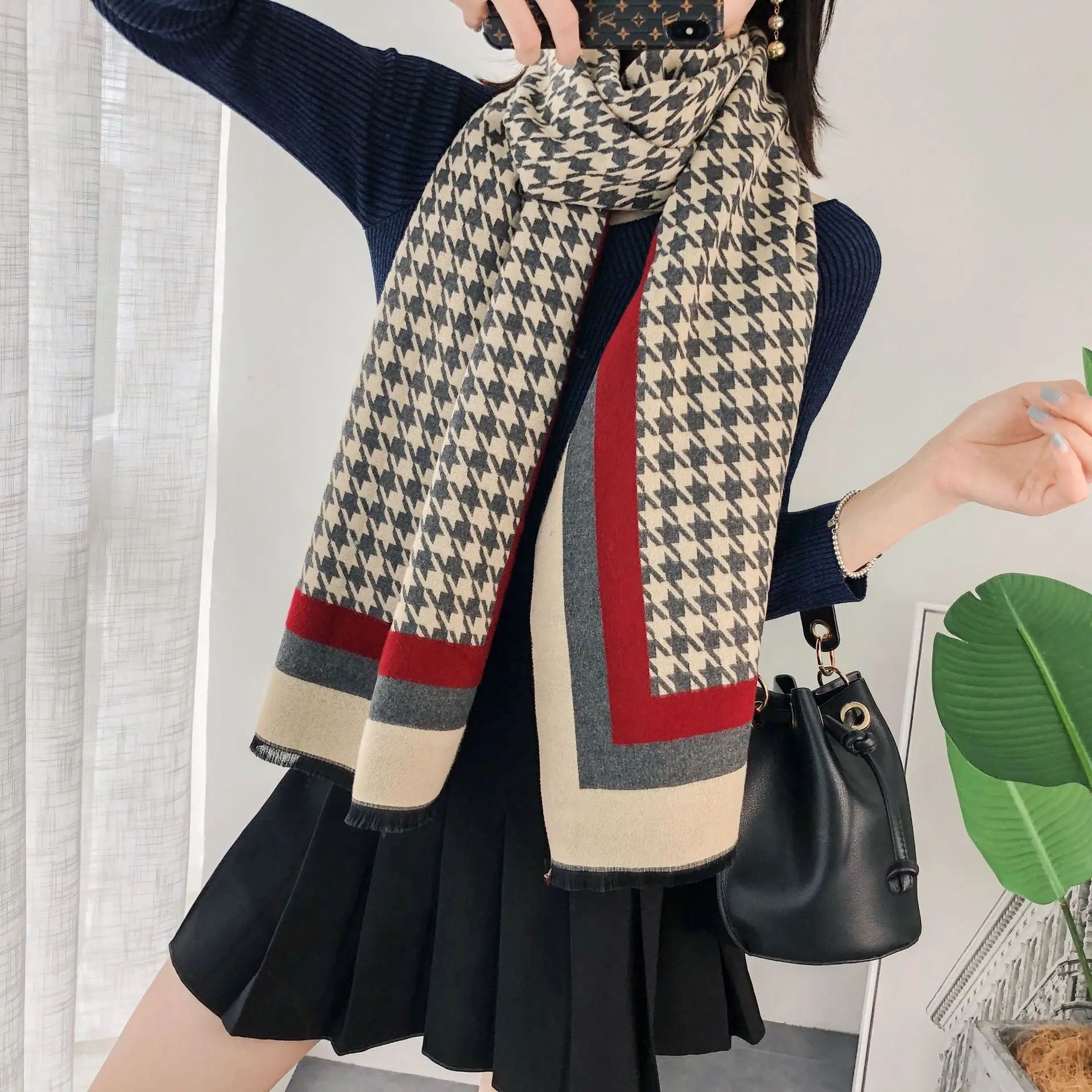 2020 New Ladies Scarf Winter Korean Version of The Thickened Warmth Imitation Wool Dual-Use Cloak Luxury Brand Designer
2020 New Ladies Scarf Winter Korean Version of The Thickened Warmth Imitation Wool Dual-Use Cloak Luxury Brand Designer