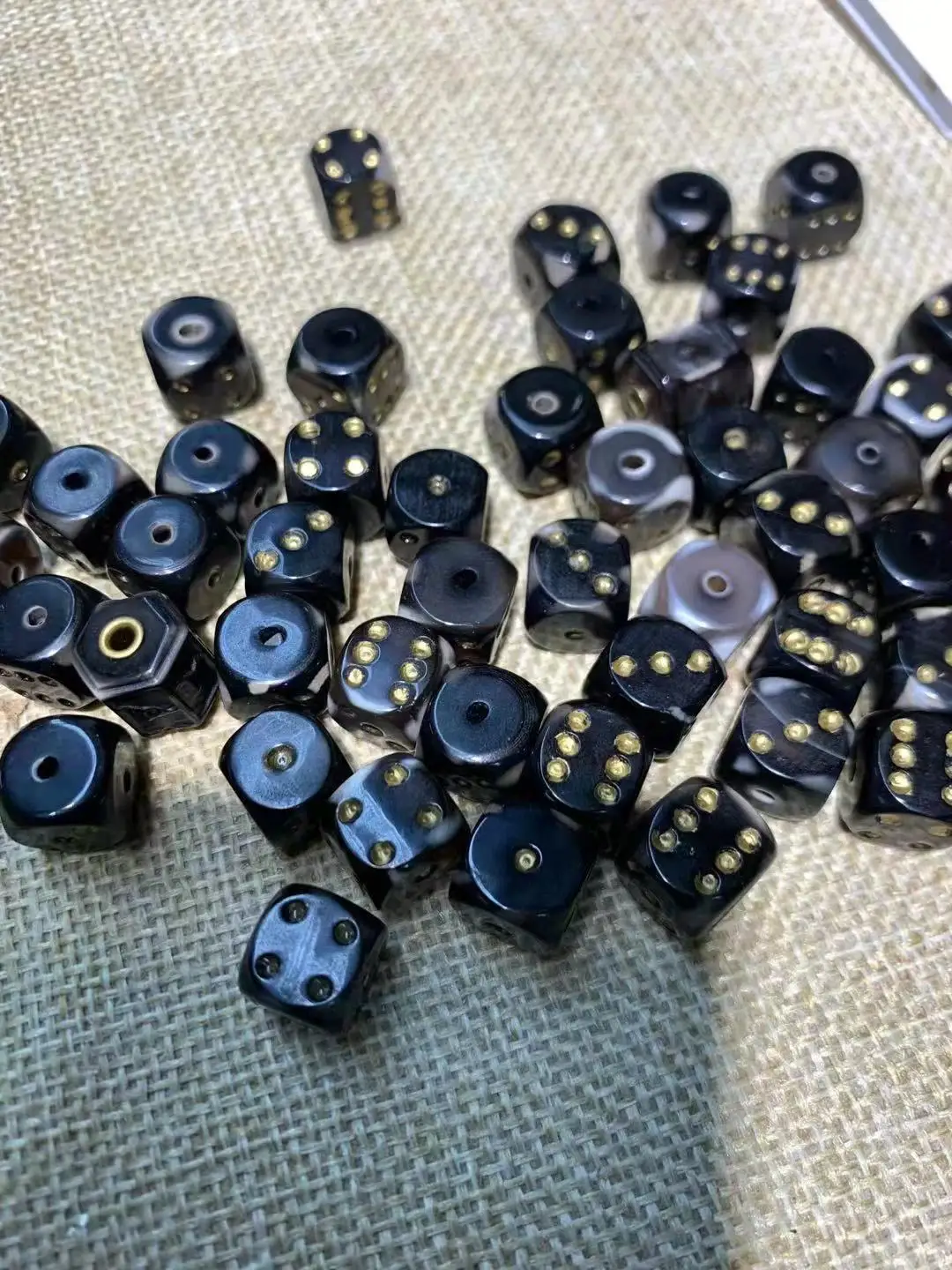 10pcs/lot dzi agate dzi to make curse dot dice for decoration collection Chinese Classic Five thousand years Cultural classic
10pcs/lot dzi agate dzi to make curse dot dice for decoration collection Chinese Classic Five thousand years Cultural classic