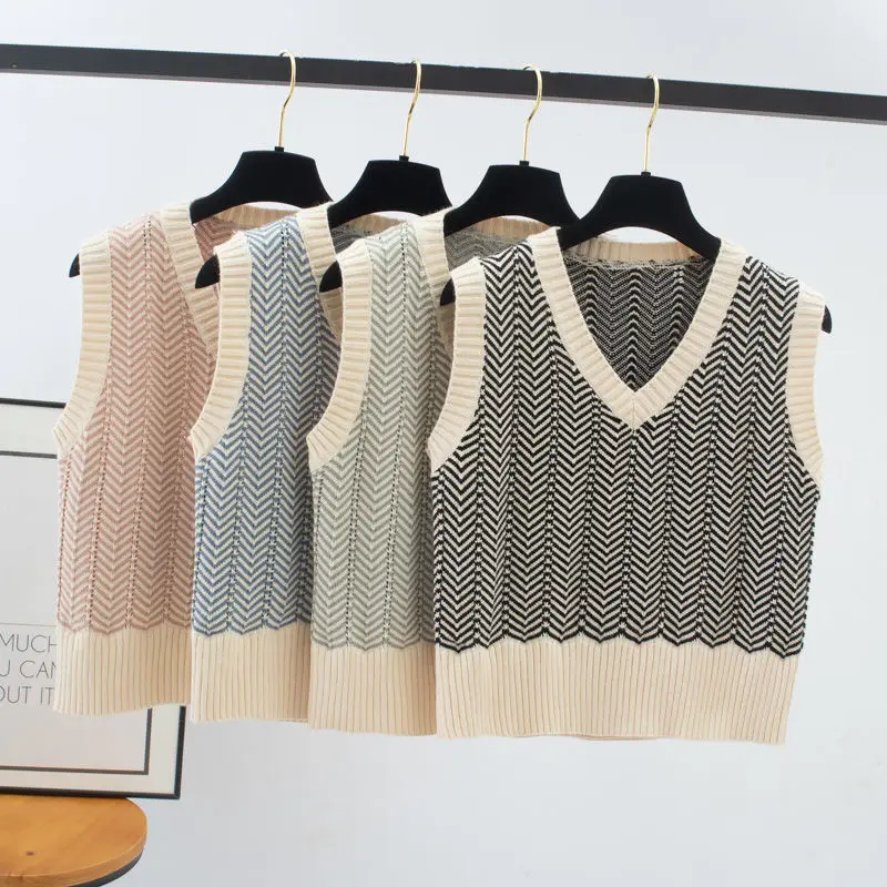 2020 spring and autumn V-neck short knitted vest female new students Korean version of thin vests wearing sleeveless vests tide
2020 spring and autumn V-neck short knitted vest female new students Korean version of thin vests wearing sleeveless vests tide
