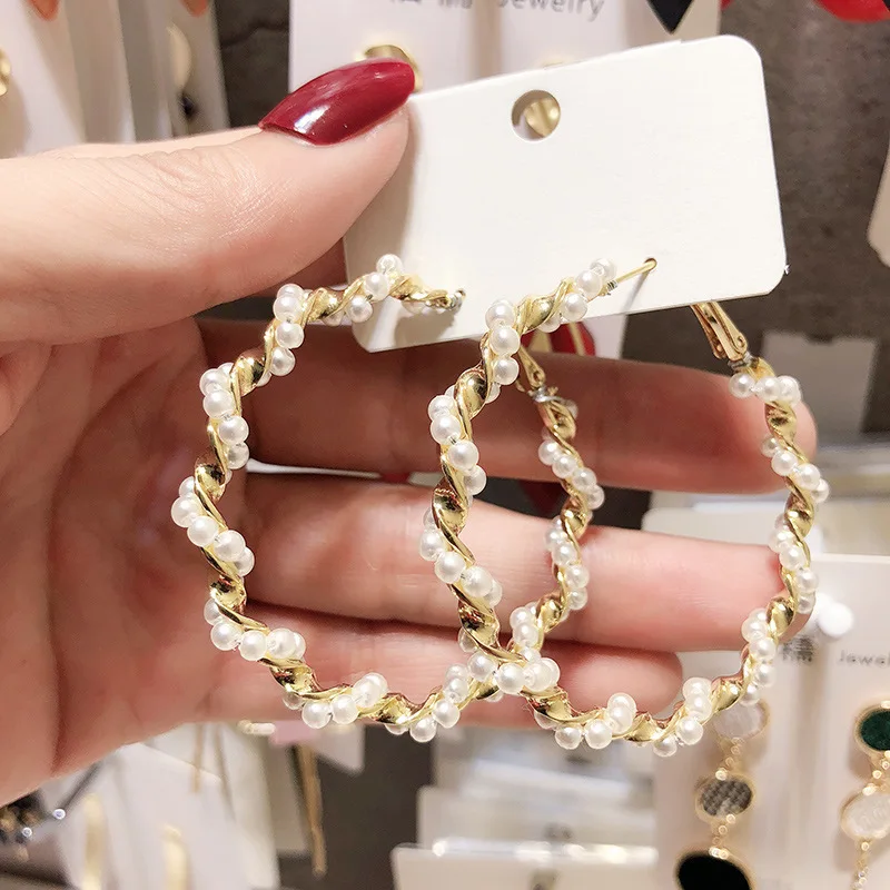 Bohemia Oversize Hoop Pearl Earrings for Women 2019 Great Circle Metal Exaggerated Gold Earrings Elegant Unique Mujer Brincos
Bohemia Oversize Hoop Pearl Earrings for Women 2019 Great Circle Metal Exaggerated Gold Earrings Elegant Unique Mujer Brincos