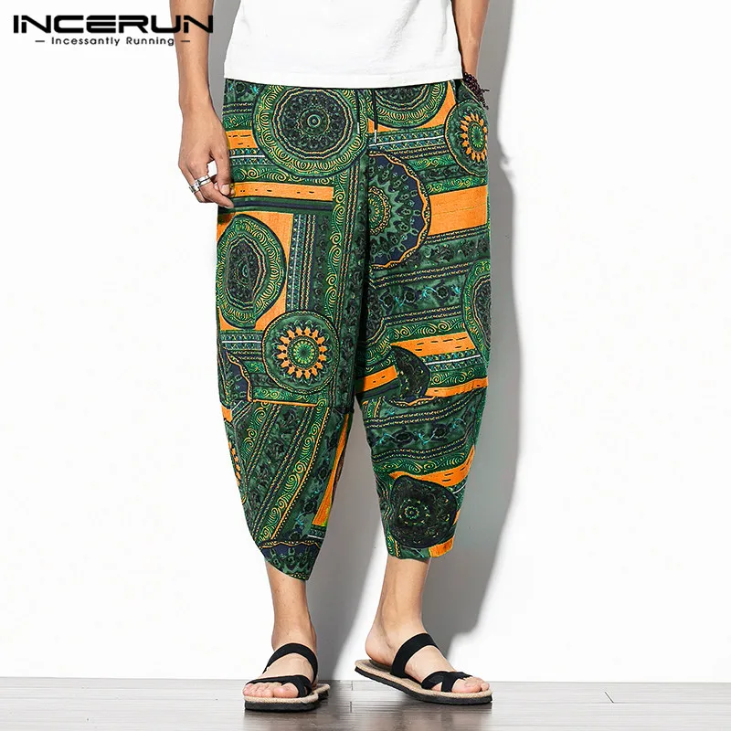 2020 Summer Men Printed Harem Pants Drawstring Drop Crotch Vintage Joggers Cotton Loose Trousers High Street Calf Length Bottoms 
2020 Summer Men Printed Harem Pants Drawstring Drop Crotch Vintage Joggers Cotton Loose Trousers High Street Calf Length Bottoms