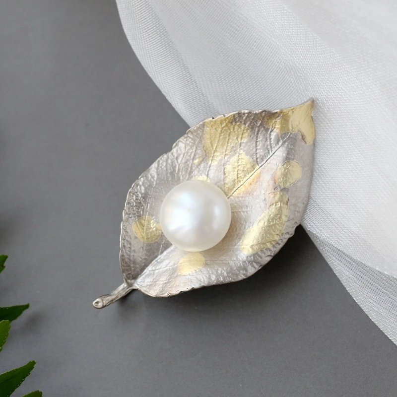 Authentic 925 Sterling Silver Brooch Lady Trendy Creative Leaf Inlaid Natural Freshwater Pearl High Quality Trendy Style Jewelry
Authentic 925 Sterling Silver Brooch Lady Trendy Creative Leaf Inlaid Natural Freshwater Pearl High Quality Trendy Style Jewelry