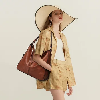 The new summer style retro one-shoulder diagonal cross tote bag is versatile
The new summer style retro one-shoulder diagonal cross tote bag is versatile