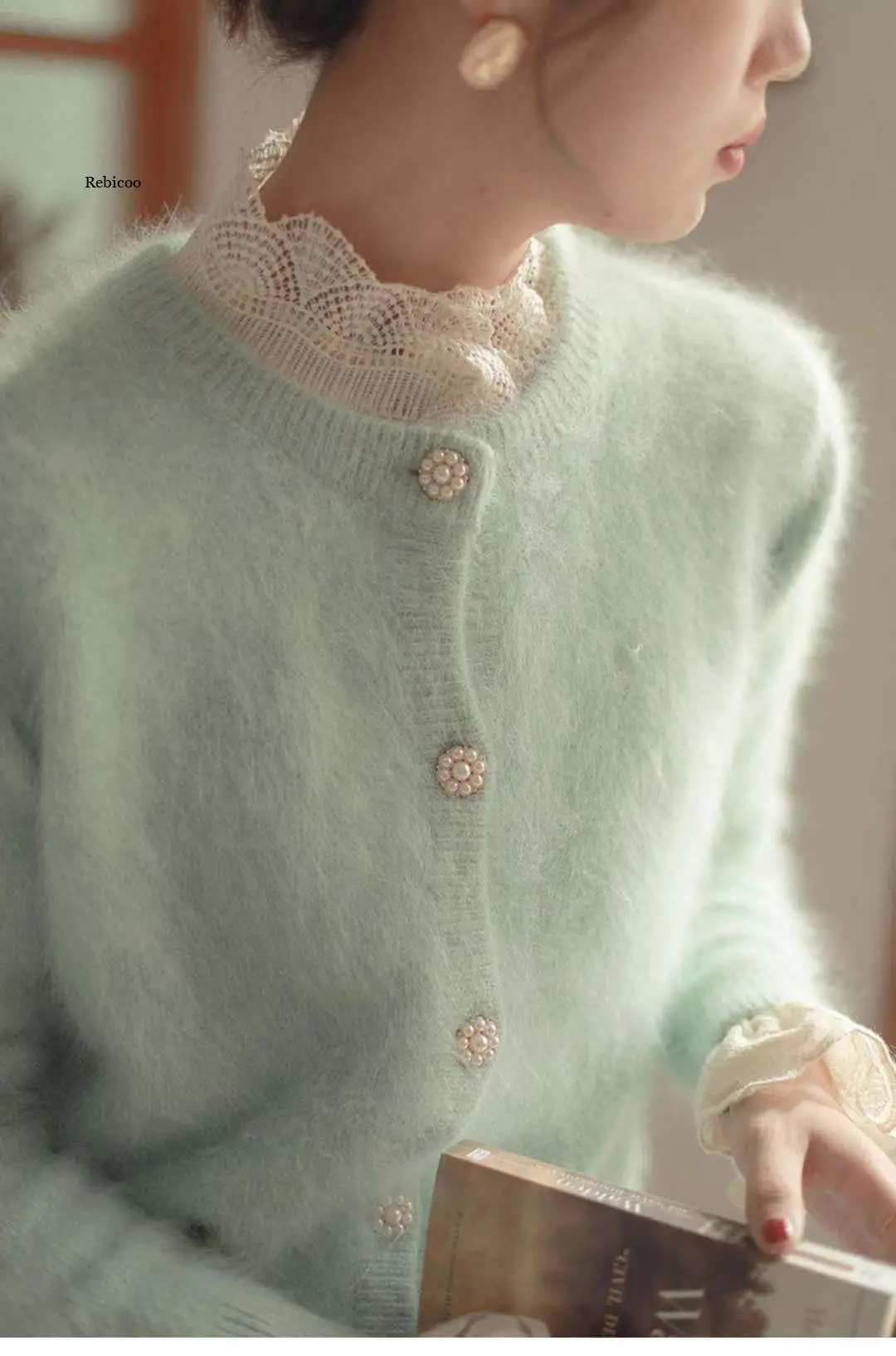 New Fashion V-neck Women Knitted Sweater Cardigan Hollow Lace Stitching Single-breasted Knitwear Short Coat Top
New Fashion V-neck Women Knitted Sweater Cardigan Hollow Lace Stitching Single-breasted Knitwear Short Coat Top
