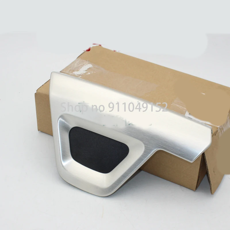 Car center console trim lan dro ve rra ng ero ver Brushed aluminum trim on both sides of the center console storage box
Car center console trim lan dro ve rra ng ero ver Brushed aluminum trim on both sides of the center console storage box