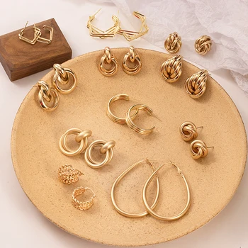 Fashion Gold Earrings 2020 Small Geometric Stud Earrings for Women Vintage Twisted Round Earrings Fashion Trend Modern Jewelry
Fashion Gold Earrings 2020 Small Geometric Stud Earrings for Women Vintage Twisted Round Earrings Fashion Trend Modern Jewelry