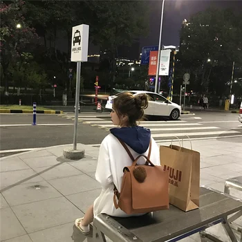 Korean Version of The Simple Shoulder Bag Female Large-capacity Backpack Casual Student Bag PU Female Bag To Send Hair Ball 
Korean Version of The Simple Shoulder Bag Female Large-capacity Backpack Casual Student Bag PU Female Bag To Send Hair Ball