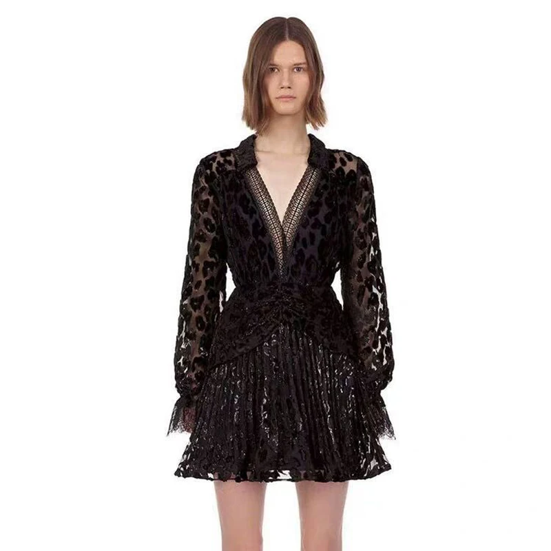2019 Autumn Designer Woman Sexy Black Mini Dress Deep V-Neck Lace Patchwork Long Sleeve Perspective Pleated Short Dress Vestidos
2019 Autumn Designer Woman Sexy Black Mini Dress Deep V-Neck Lace Patchwork Long Sleeve Perspective Pleated Short Dress Vestidos