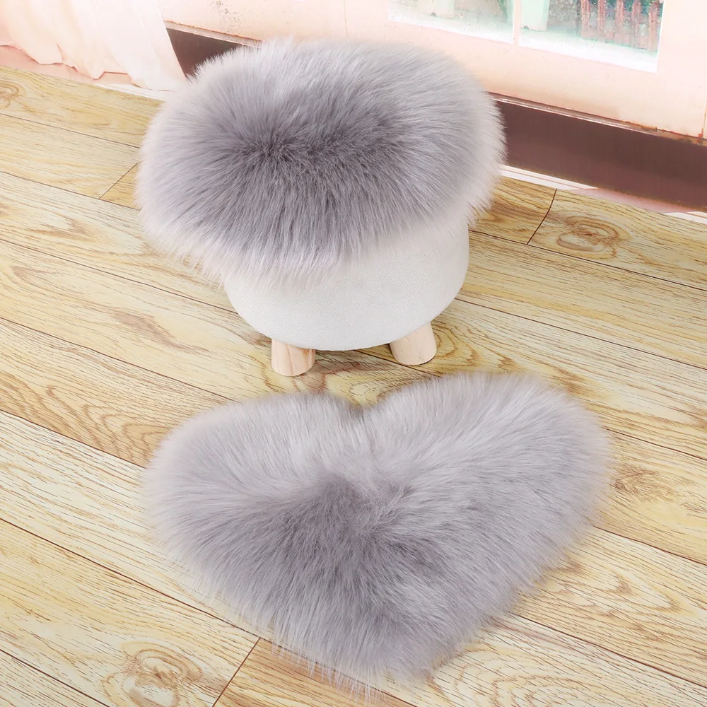 2019 new simple long hair soft mat small plush carpet mat heart-shaped and round home chair cushion.
2019 new simple long hair soft mat small plush carpet mat heart-shaped and round home chair cushion.