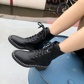 2020 Women Winter Pearl Leather Female Lace Up Martin Boots Retro Suede Ankle Military Boots British Western Cowboy Boots Shoes
2020 Women Winter Pearl Leather Female Lace Up Martin Boots Retro Suede Ankle Military Boots British Western Cowboy Boots Shoes
