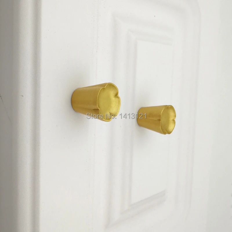 M style petal solid drawer knob furniture hardware wardrobe cabinet shoe door single hole handle round Wine cooler cone pull 
M style petal solid drawer knob furniture hardware wardrobe cabinet shoe door single hole handle round Wine cooler cone pull