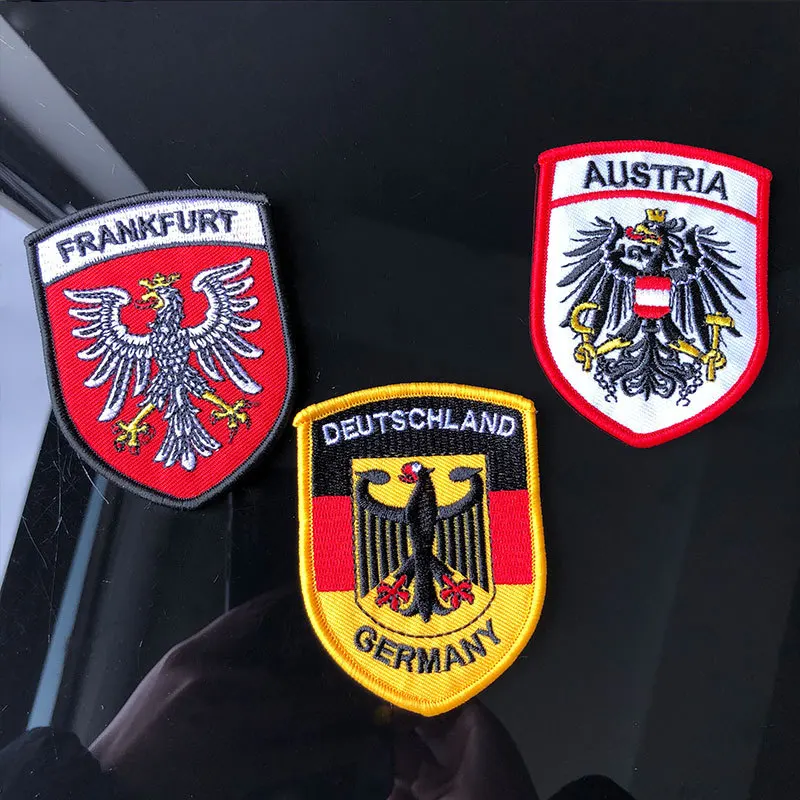 Изящная австрийская эмблема с двойной головой орла орлом Государственного флага
