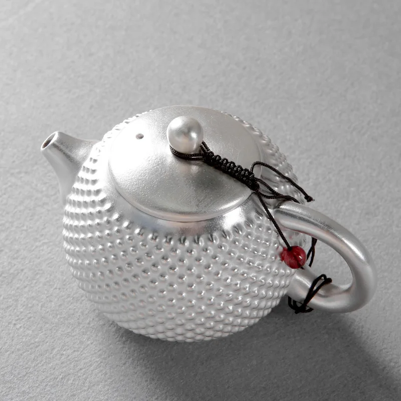 999 sterling silver Kung Fu tea set, one pot, two cups, hammered tea cup, teapot, silver ceramic tea set, high-end gift set
999 sterling silver Kung Fu tea set, one pot, two cups, hammered tea cup, teapot, silver ceramic tea set, high-end gift set
