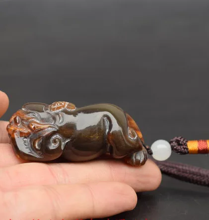 Zhaocai ox horn carving small pendant, old buffalo horn, auspicious beast handle, cultural horn carving antique
Zhaocai ox horn carving small pendant, old buffalo horn, auspicious beast handle, cultural horn carving antique