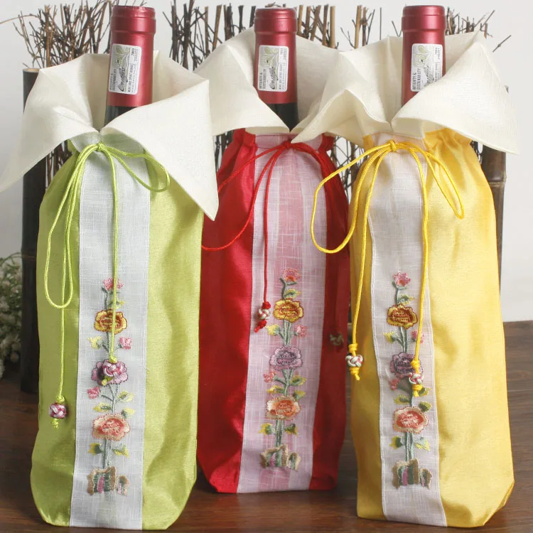 750ml Red Wine Bottle Bag Drawstring Christmas Bottle Protector Cover Table Decoration Embroidery Wine Bottle Clothes 10pcs/lot
750ml Red Wine Bottle Bag Drawstring Christmas Bottle Protector Cover Table Decoration Embroidery Wine Bottle Clothes 10pcs/lot