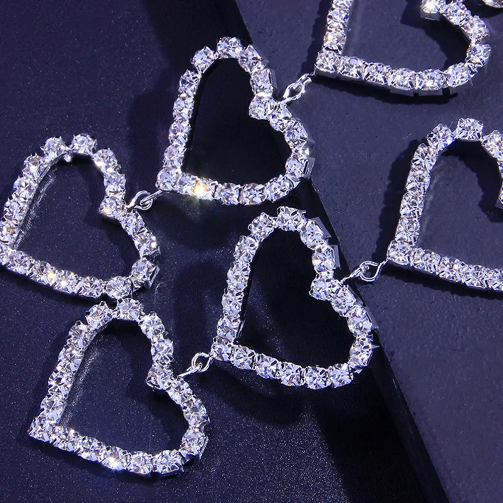 حلق على شكل قلوب مزينة بالكريستال حلق على شكل قلوب مزينة بالكريستال