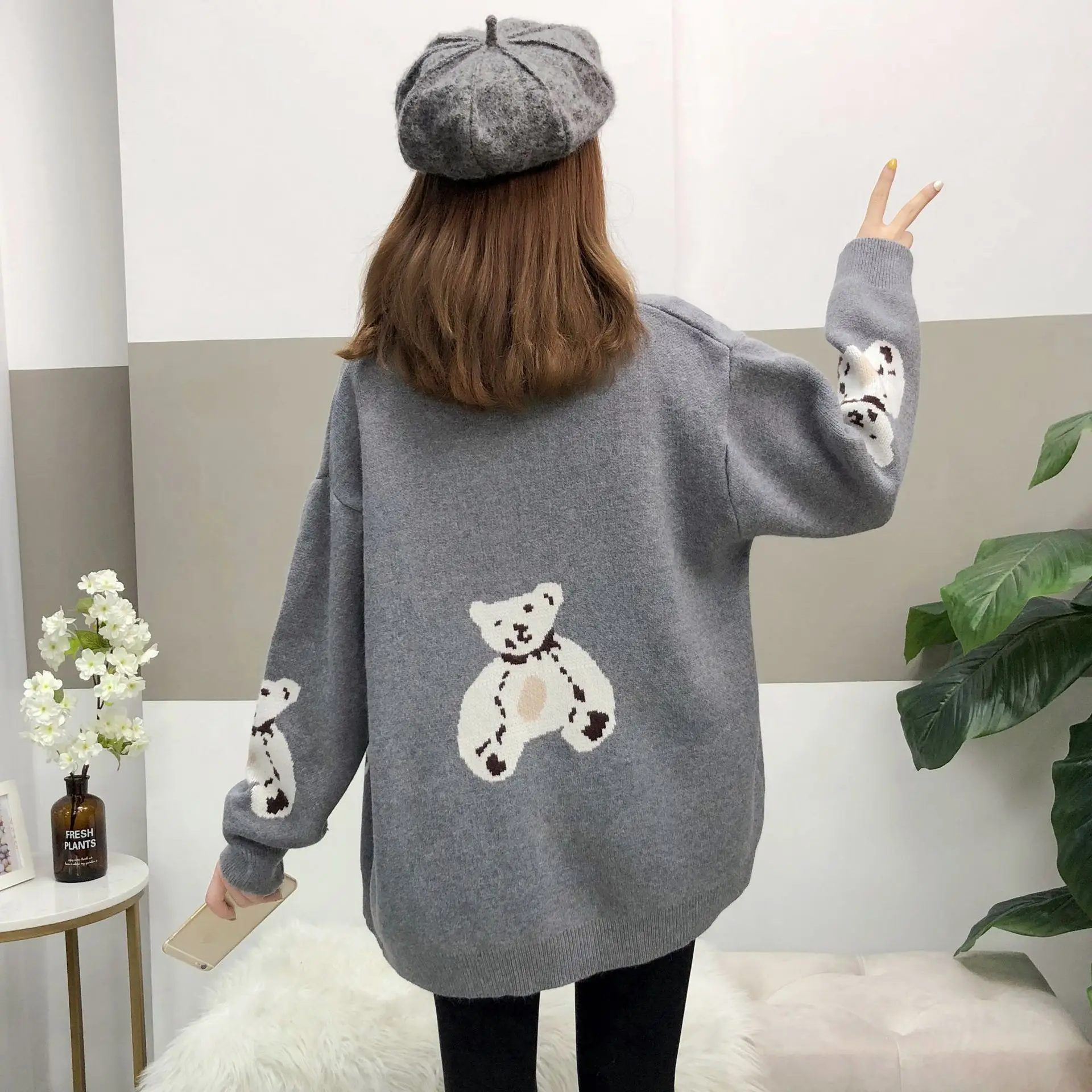 2019 new bear pattern autumn and winter fashion knitted cardigan sweater sweater coat women's Korean version of women's wea
2019 new bear pattern autumn and winter fashion knitted cardigan sweater sweater coat women's Korean version of women's wea