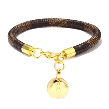 2020 new Pu stripe leather bracelet fashion popular BRACELET COPPER button plated gold circle mini metal pendant lovers jewelry
2020 new Pu stripe leather bracelet fashion popular BRACELET COPPER button plated gold circle mini metal pendant lovers jewelry