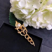 Brand Top Luxury Brand Letter C Spiral Cross Gold Brooch Inlaid With Steel, Glittering Pearl Full Of Gold
Brand Top Luxury Brand Letter C Spiral Cross Gold Brooch Inlaid With Steel, Glittering Pearl Full Of Gold