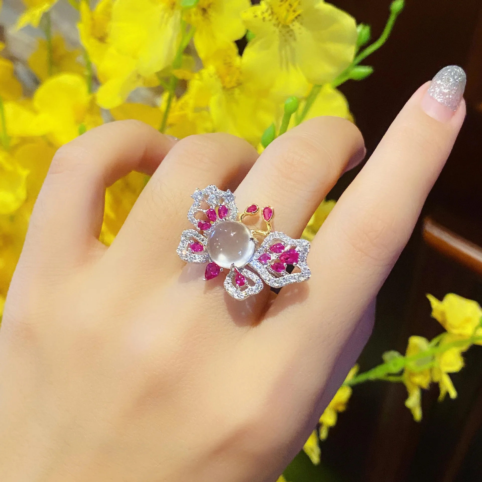 New Fashion Female Imitation Natural Red Zircon and White Butterfly Ring Insect Ring Suitable for Female Girls Party Jewelry
New Fashion Female Imitation Natural Red Zircon and White Butterfly Ring Insect Ring Suitable for Female Girls Party Jewelry