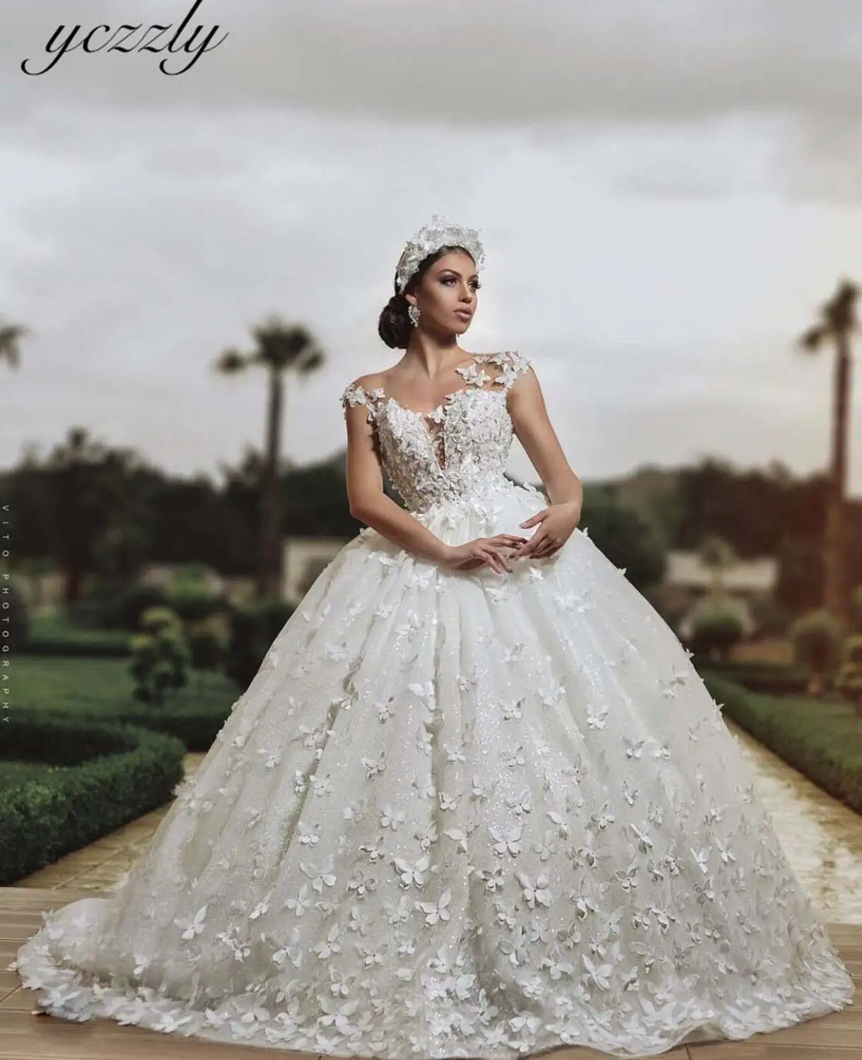 Luxury Sparkly Dubai Ball Gown Lace Butterfly Wedding Dresses Long Crystal Diamond Plus Size Wedding Dress Vestidos De Boda W120
Luxury Sparkly Dubai Ball Gown Lace Butterfly Wedding Dresses Long Crystal Diamond Plus Size Wedding Dress Vestidos De Boda W120