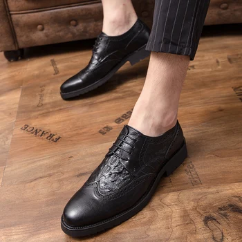 Men Business Formal Shoes Retro Bullock Design Leather Shoes Men Oxford Dress Shoes Black Brown Casual Flats Male Zapatos Hombre 
Men Business Formal Shoes Retro Bullock Design Leather Shoes Men Oxford Dress Shoes Black Brown Casual Flats Male Zapatos Hombre