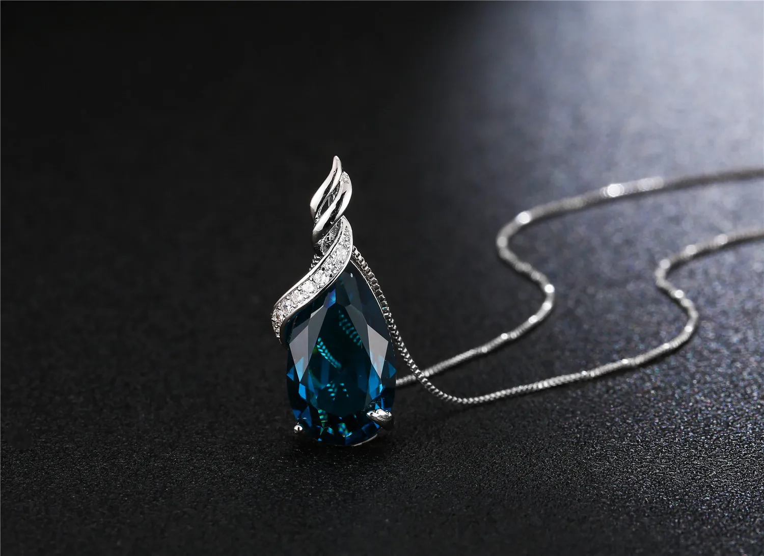 Most Sale Pendants Chakra Design Pendant Gemstone Pendant For Women Trending Blue Sapphire Gemstone 925 Silver Plated Pendant Jewelry