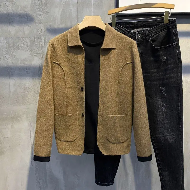 Men's Fashion Lapel Short Knitted Sweater Slim Style in Korean Version Retro Coat Autumn and Winter Solid Color Sweater
Men's Fashion Lapel Short Knitted Sweater Slim Style in Korean Version Retro Coat Autumn and Winter Solid Color Sweater