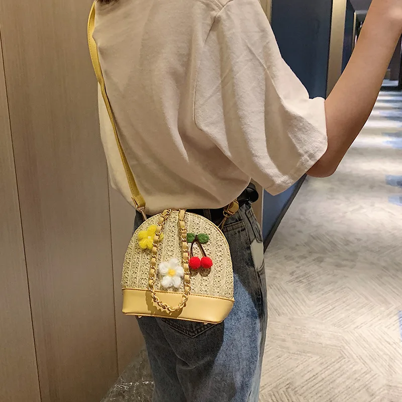 

2019 Embroidered Woven Women's Bag Mori is a Korean leisure shell bag slung across one shoulder.