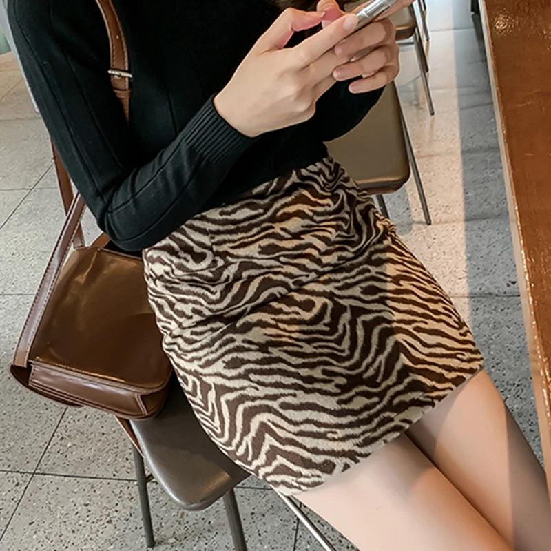Women Spring Autumn Mini Saia High Waist Animal Print Clubwear Evening Party Skirt Casual Short Sexy Woolen Skirts 2020
Women Spring Autumn Mini Saia High Waist Animal Print Clubwear Evening Party Skirt Casual Short Sexy Woolen Skirts 2020