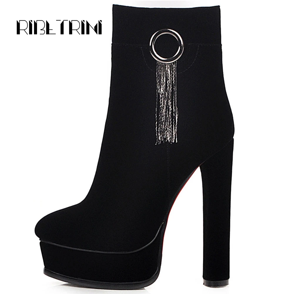RIBETRINI Designer High Top High Heels Round Toe Platform Metal Chains Faux Suede ANkle Boots For Women Autumn Winter Shoes
RIBETRINI Designer High Top High Heels Round Toe Platform Metal Chains Faux Suede ANkle Boots For Women Autumn Winter Shoes